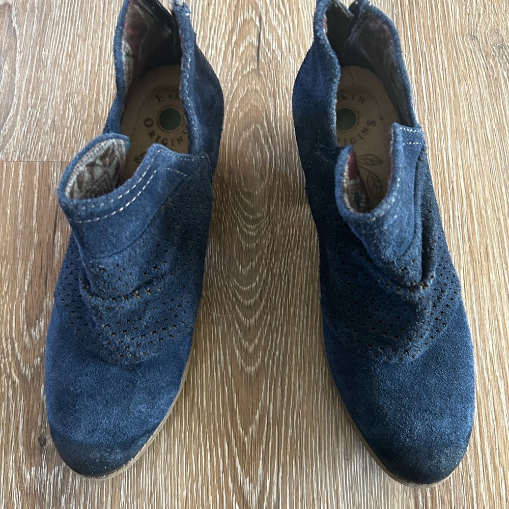 Earth origins ankle boots. Amanda blue suede